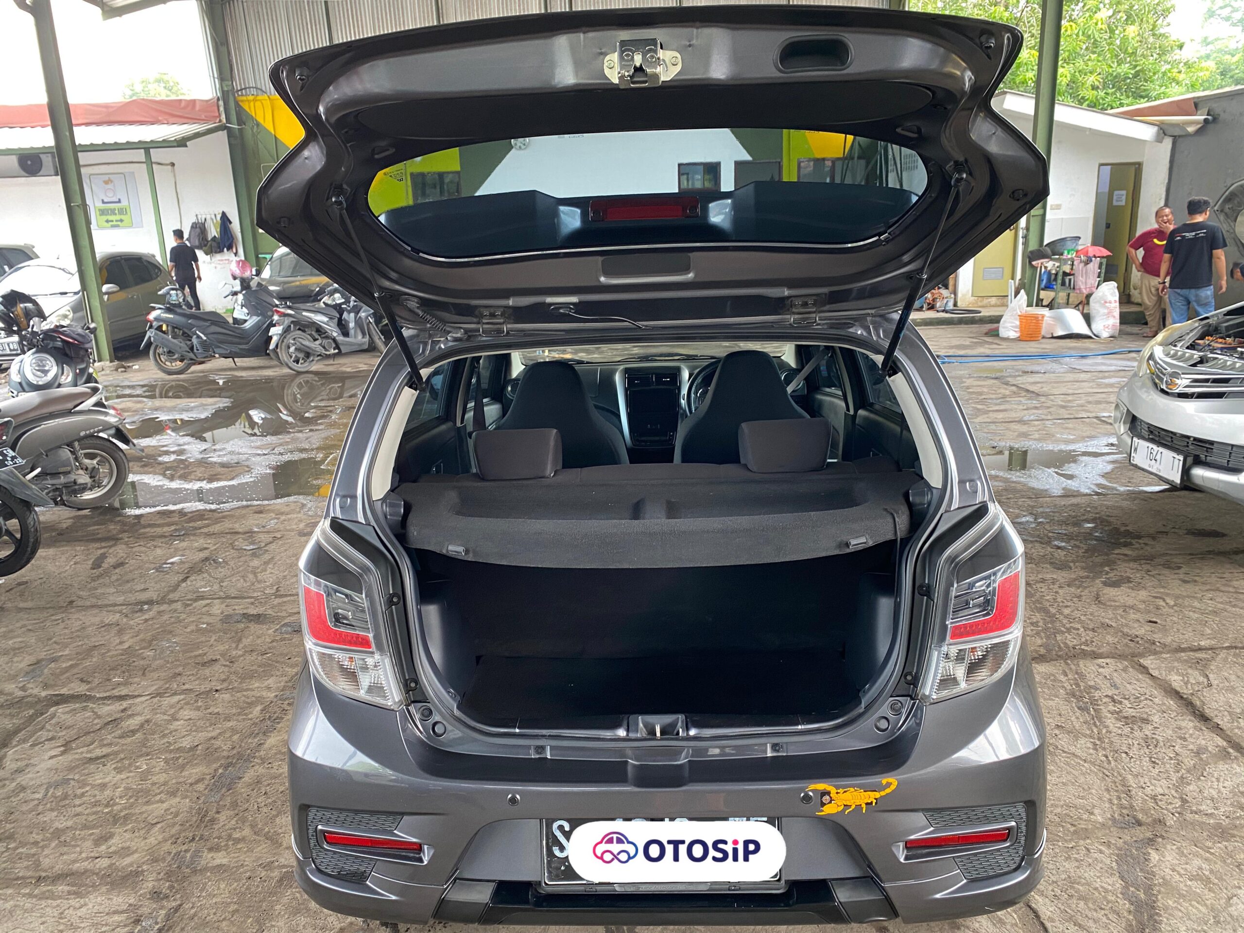 Daihatsu Ayla R 1.2 MT